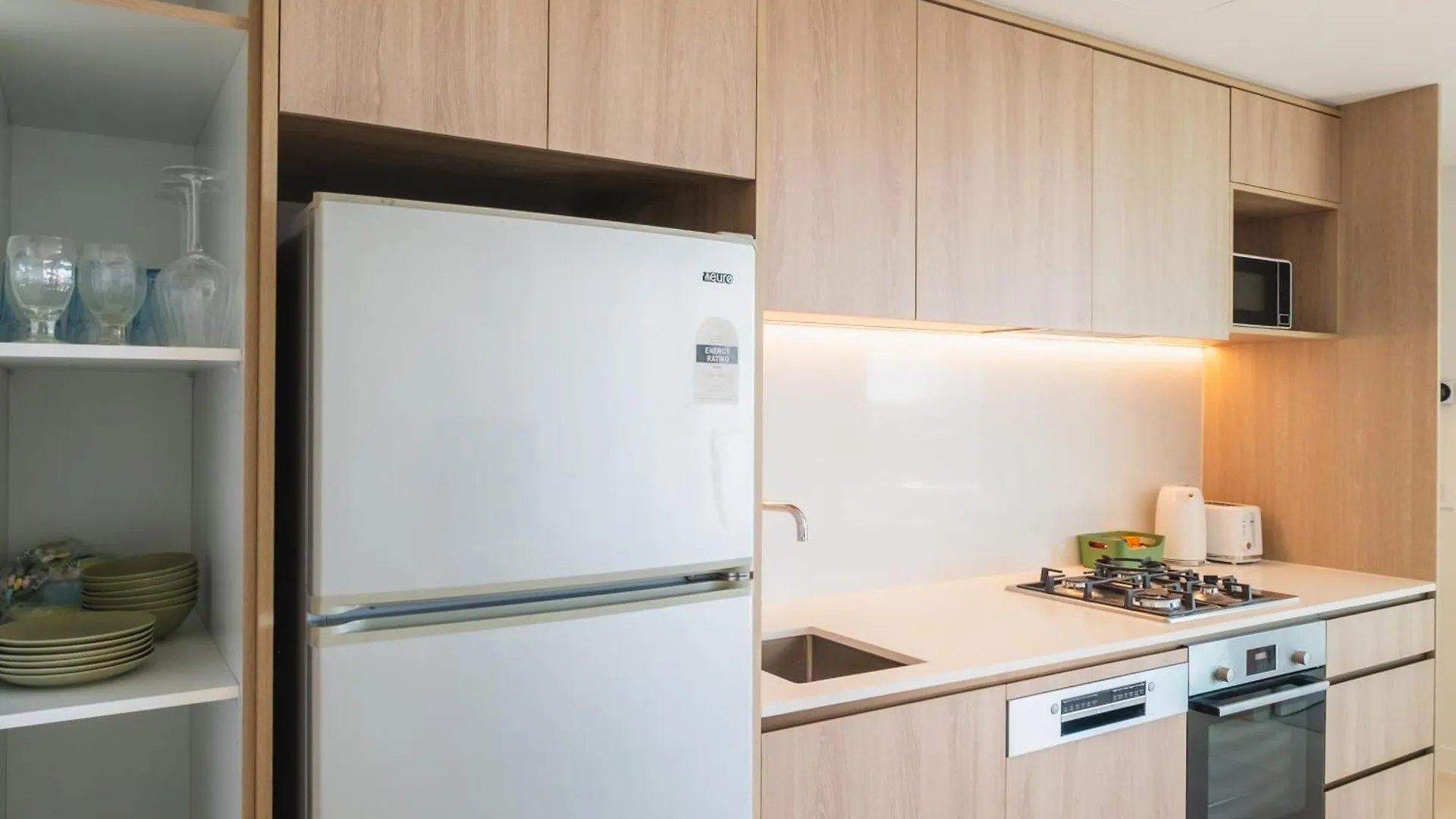 Luxury Downtown Apt - Sunset Views, Pool & Gym Perth