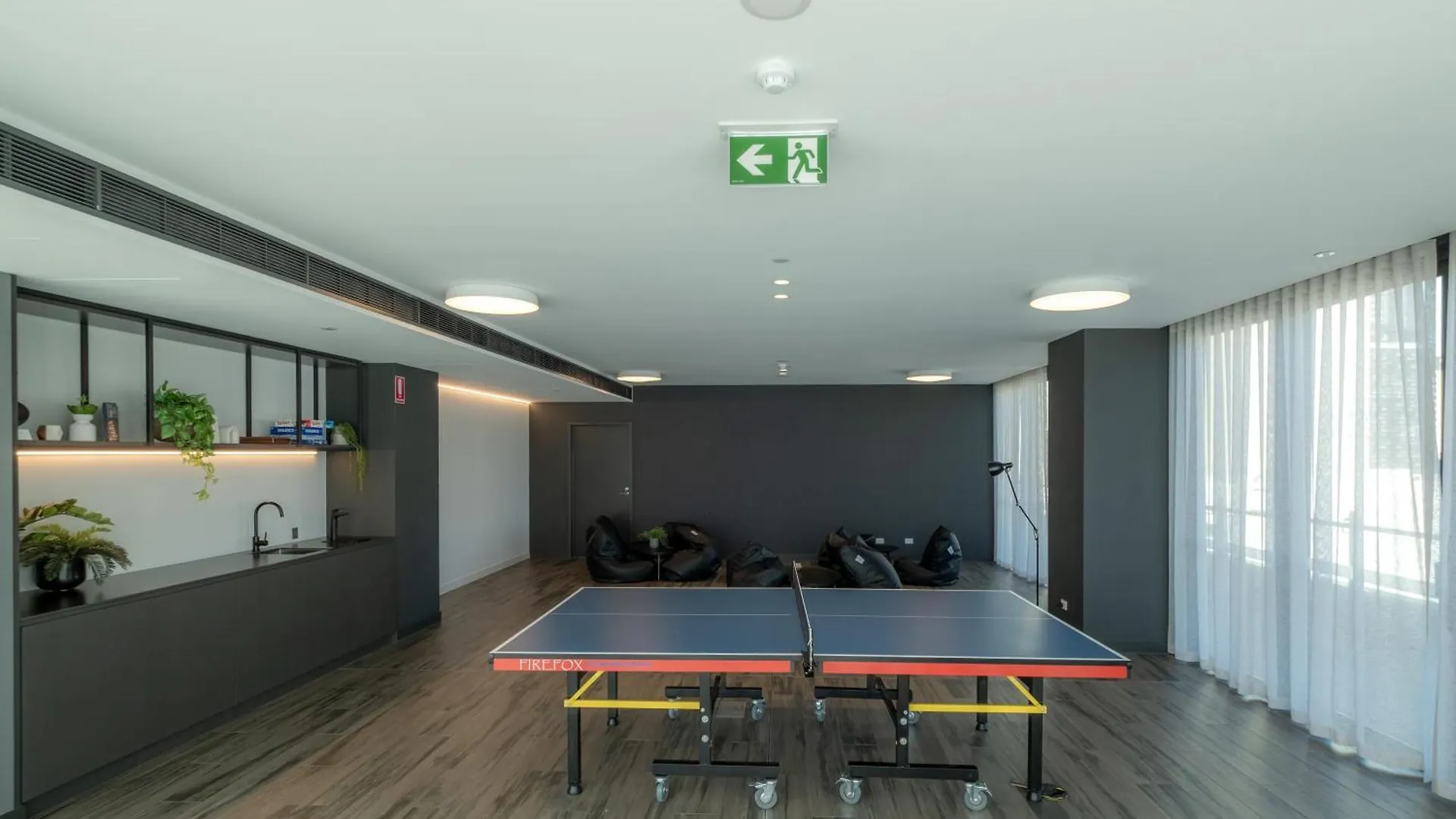 Apartment Luxury Downtown Apt - Sunset Views, Pool & Gym Australia