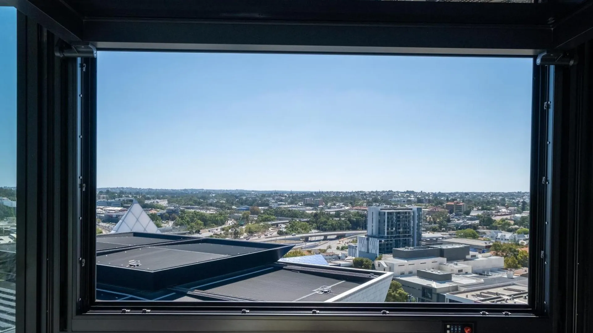 Apartment Luxury Downtown Apt - Sunset Views, Pool & Gym
