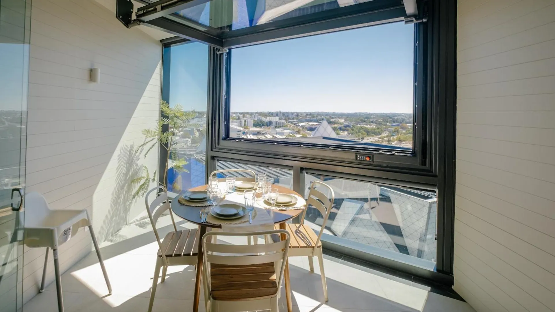 Luxury Downtown Apt - Sunset Views, Pool & Gym 0*, Perth