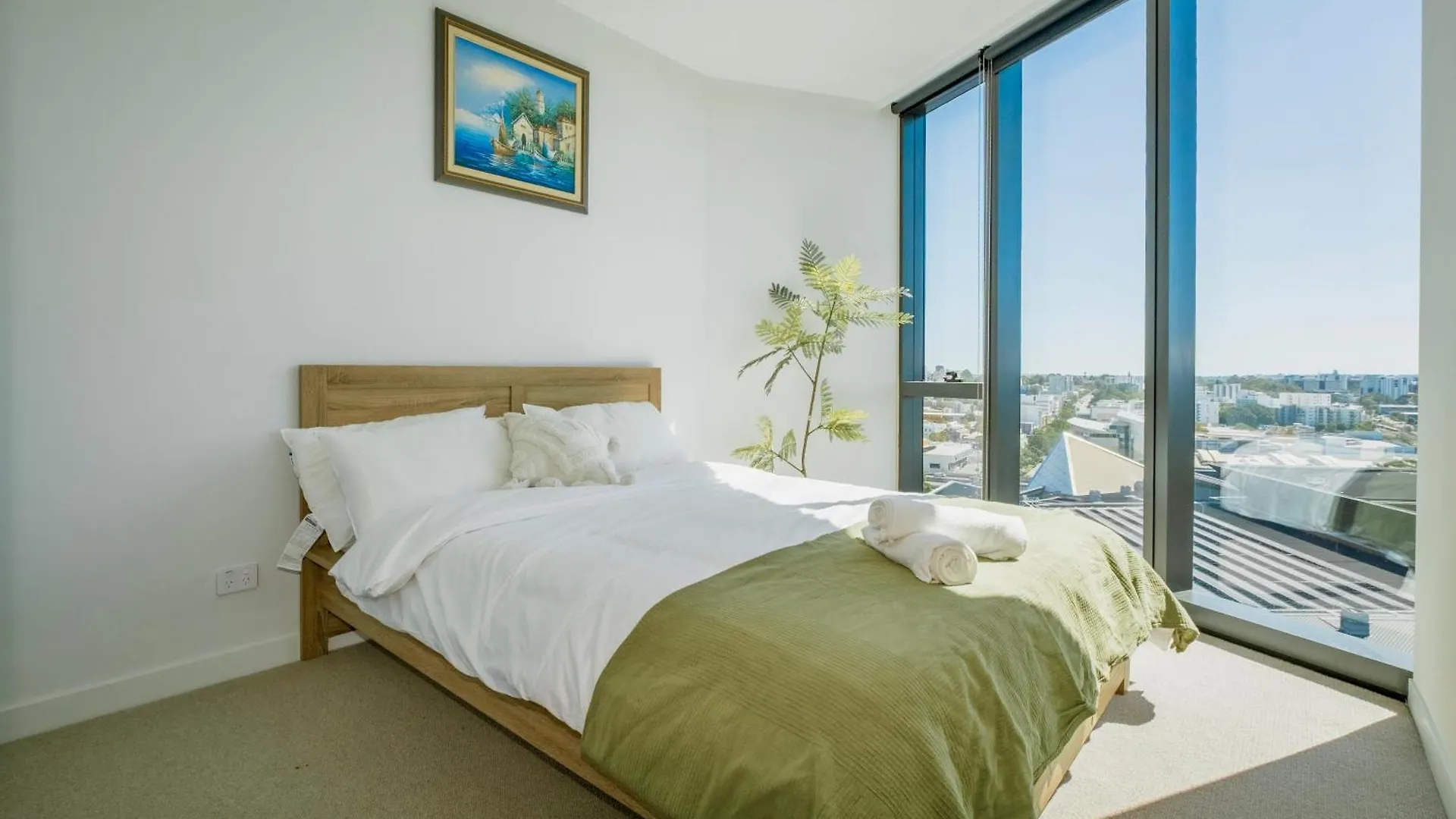 Luxury Downtown Apt - Sunset Views, Pool & Gym Apartment