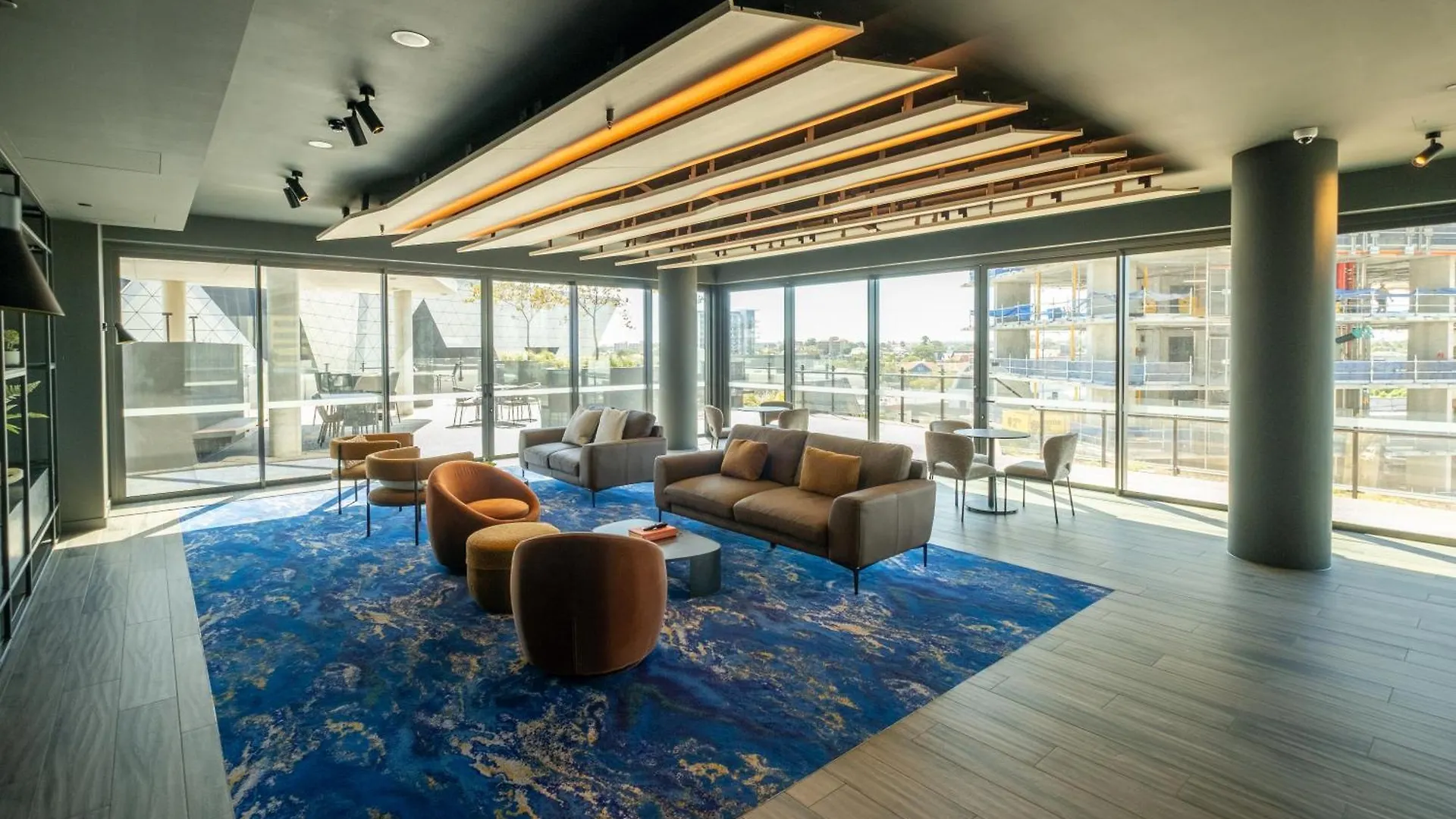 Luxury Downtown Apt - Sunset Views, Pool & Gym