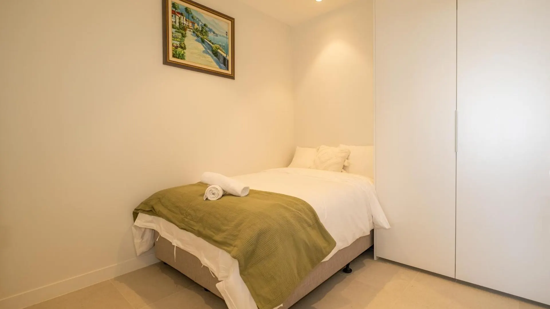 Luxury Downtown Apt - Sunset Views, Pool & Gym Australia