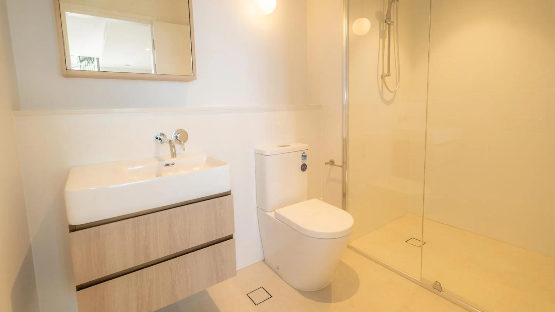 Luxury Downtown Apt - Sunset Views, Pool & Gym