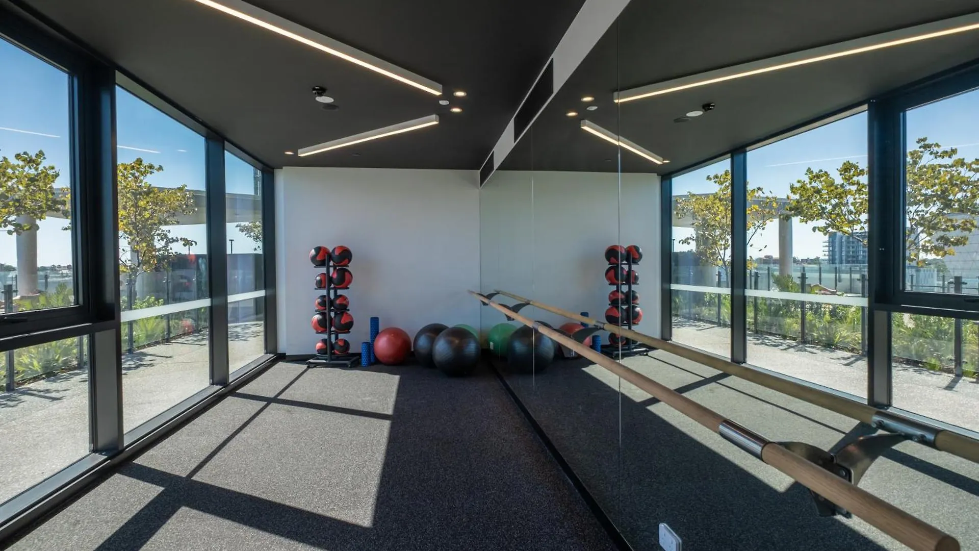 Luxury Downtown Apt - Sunset Views, Pool & Gym Apartment Perth