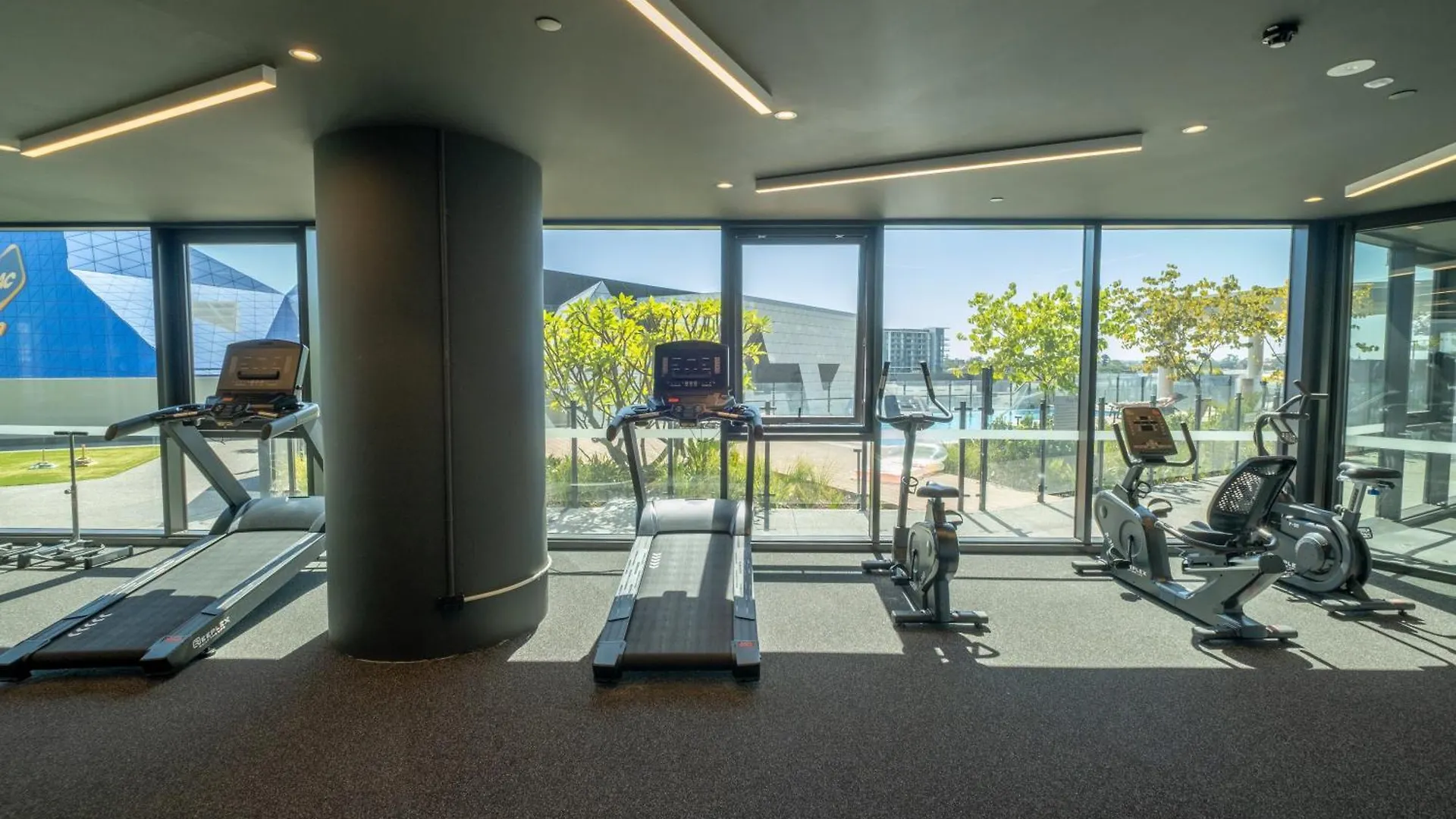 Luxury Downtown Apt - Sunset Views, Pool & Gym Australia