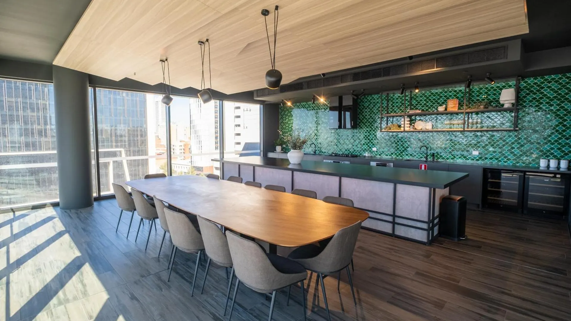 Luxury Downtown Apt - Sunset Views, Pool & Gym 0*, Perth Australia