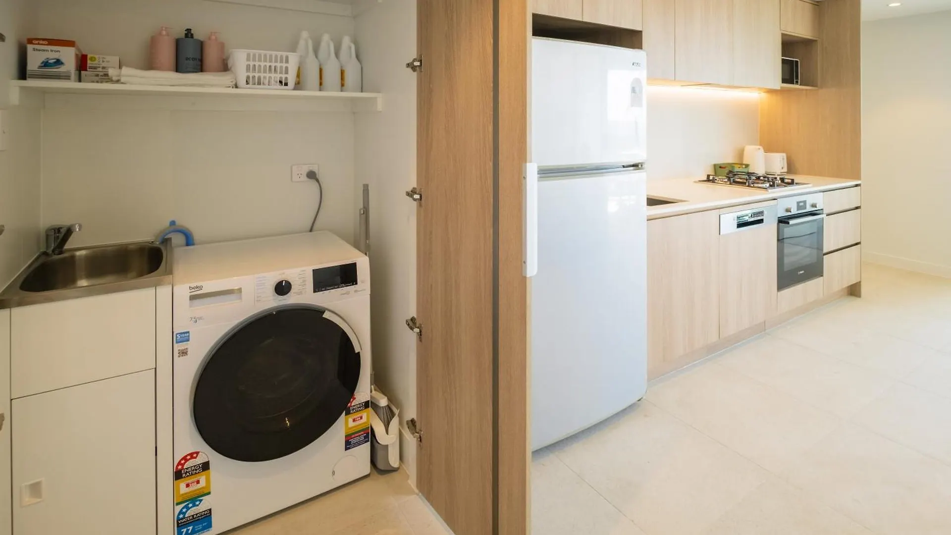 Luxury Downtown Apt - Sunset Views, Pool & Gym Перт 0*,  Австралия